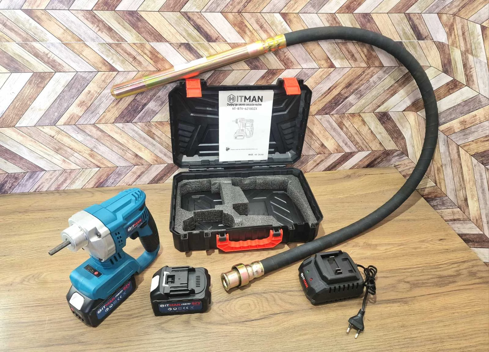 Hitman akkus betonvibrátor 1,8 méter szárral, 2 db Makita kompatibilis akkuval, HT-BTV-62180ZX